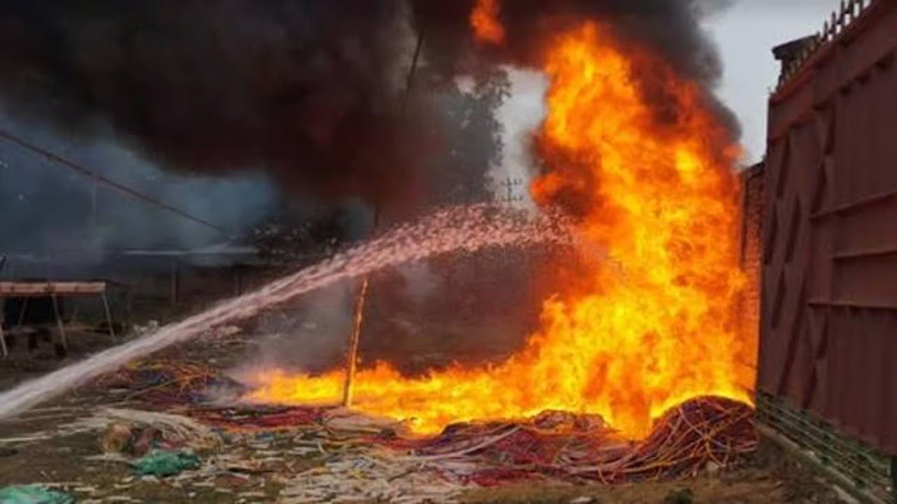 দত্তপুকুরে গেঞ্জি কারখানায় বয়লার বিস্ফোরণ, মৃত ১, গুরুতর আহত ১