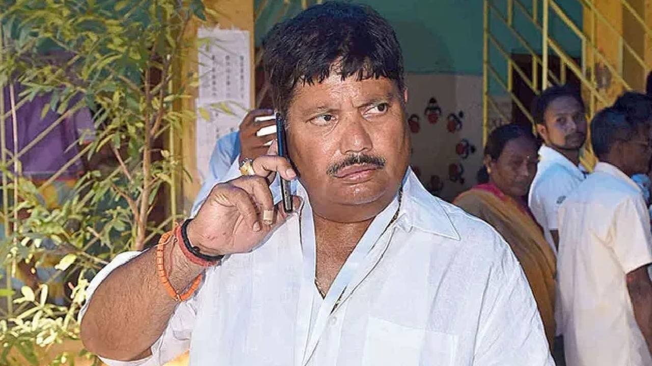 মন্ত্রী অর্জুন সিংহের নাম করে জাল শংসাপত্র! নোয়াপাড়ায় গ্রেফতার দুই যুবক