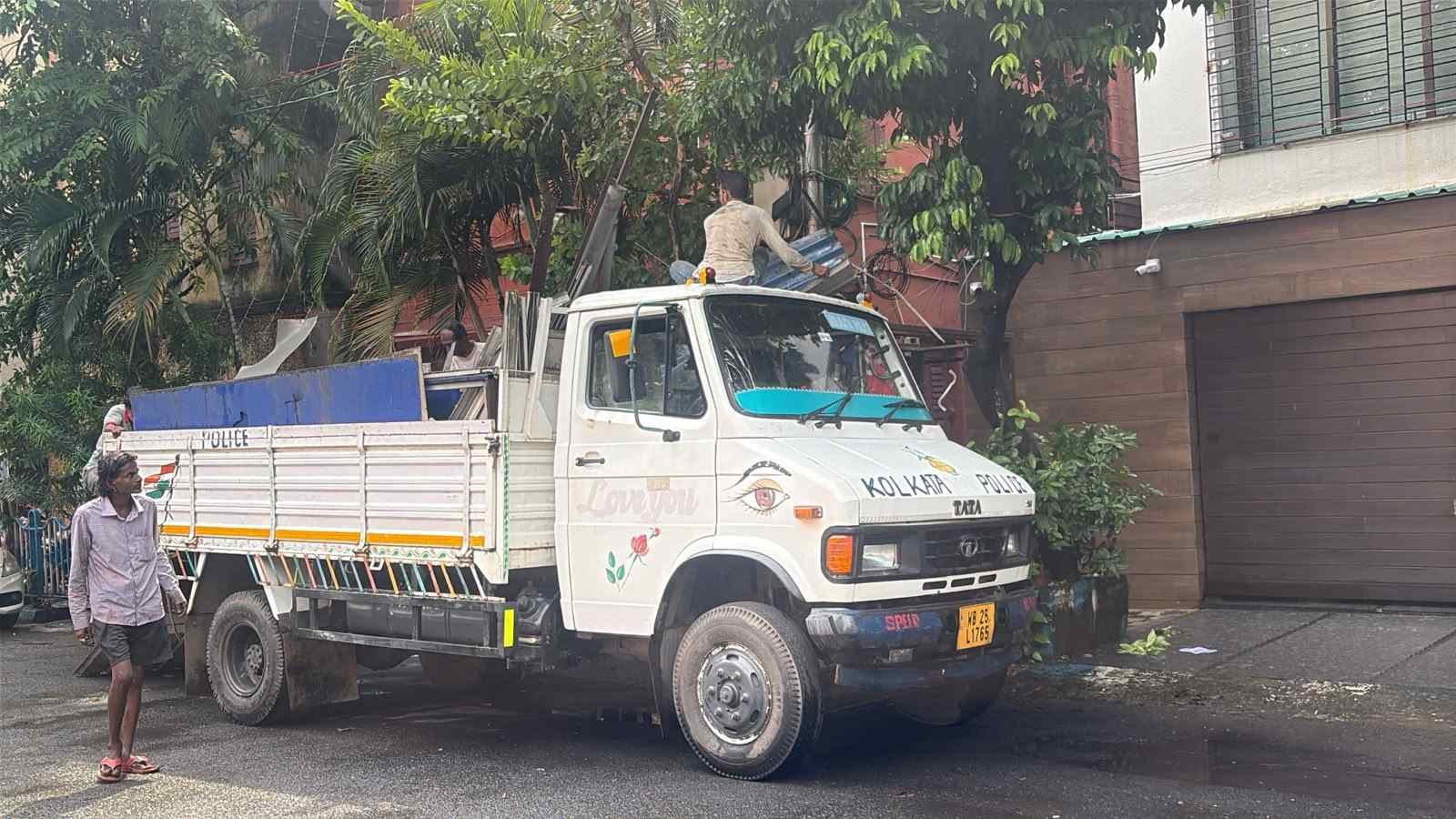 নিরাপত্তা প্রত্যাহারের পর অভিষেকের বাড়ির সামনে থেকে খোলা হল পুলিশ কিয়স্ক