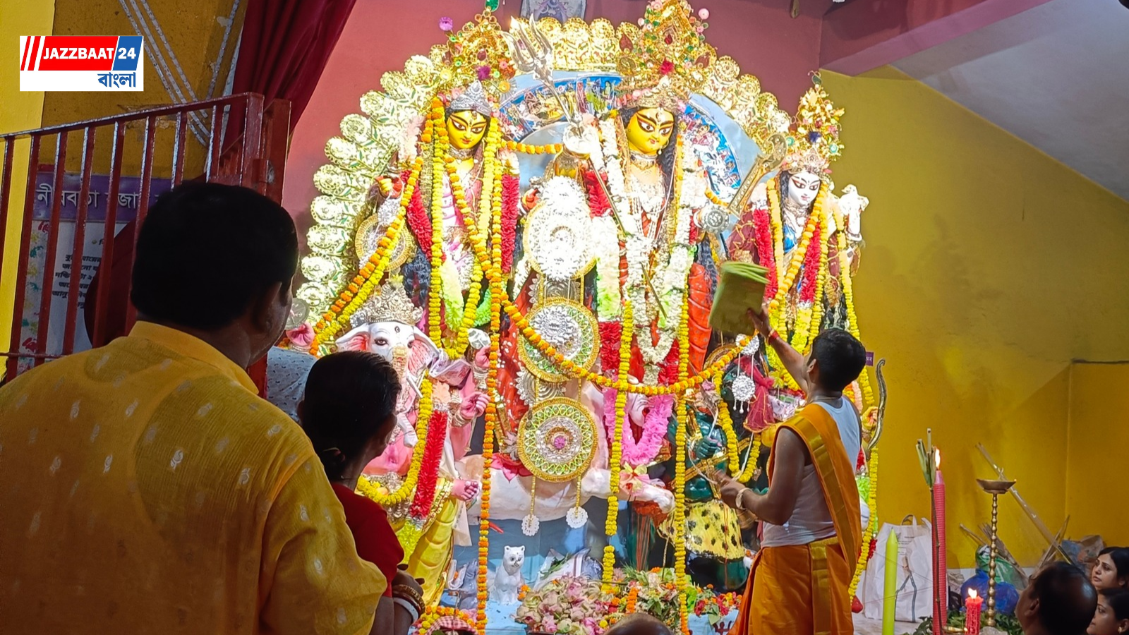 দু’হাতেই দুর্গার আরাধনা, সাত পাক ঘুরে বিসর্জন! ৩০০ বছরের বুড়িমার পুজোয় আজও অটুট হিন্দু-মুসলিমের বন্ধন