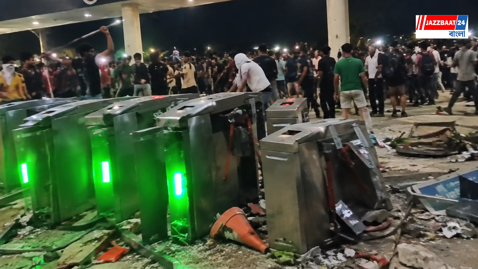 রড-পাইপ দিয়ে গেট ভাঙচুরের অভিযোগ, মাঝরাতে উত্তাল এলপিইউ