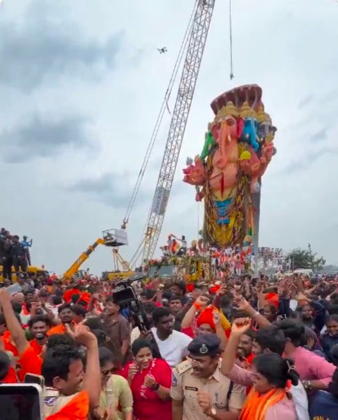 গণেশ বিসর্জনে বাঁধনভাঙা উল্লাস, গানের তালে পা মেলালেন পুলিশকর্তারা