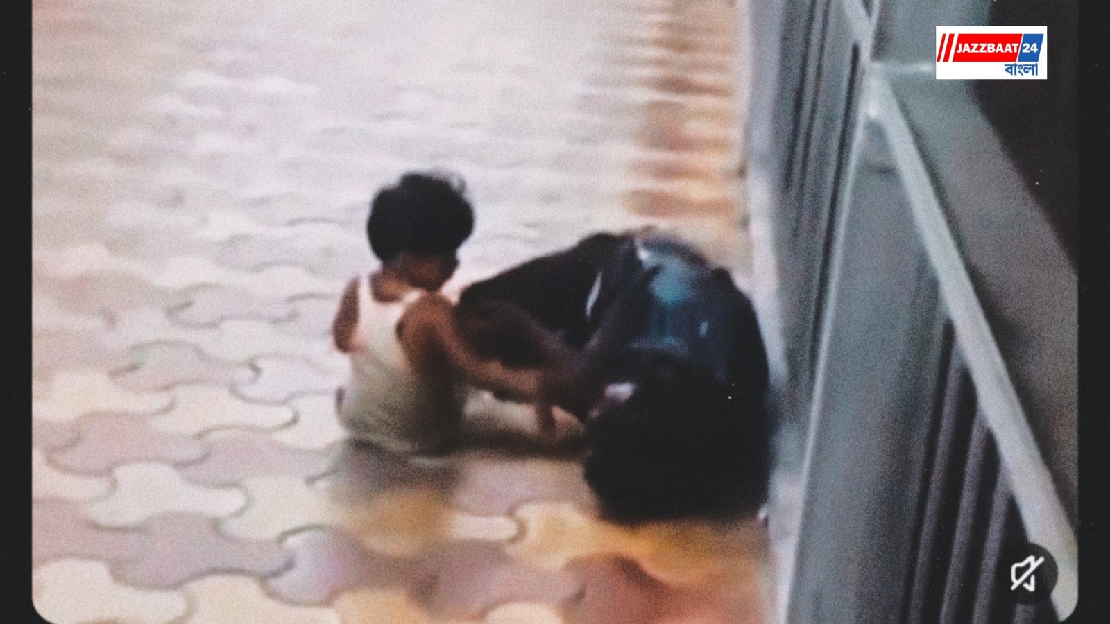কাঁদতে থাকা শিশু এবং অভুক্ত অসহায় বাবার পাশে দাঁড়ালেন সহৃদয় এক নাগরিক