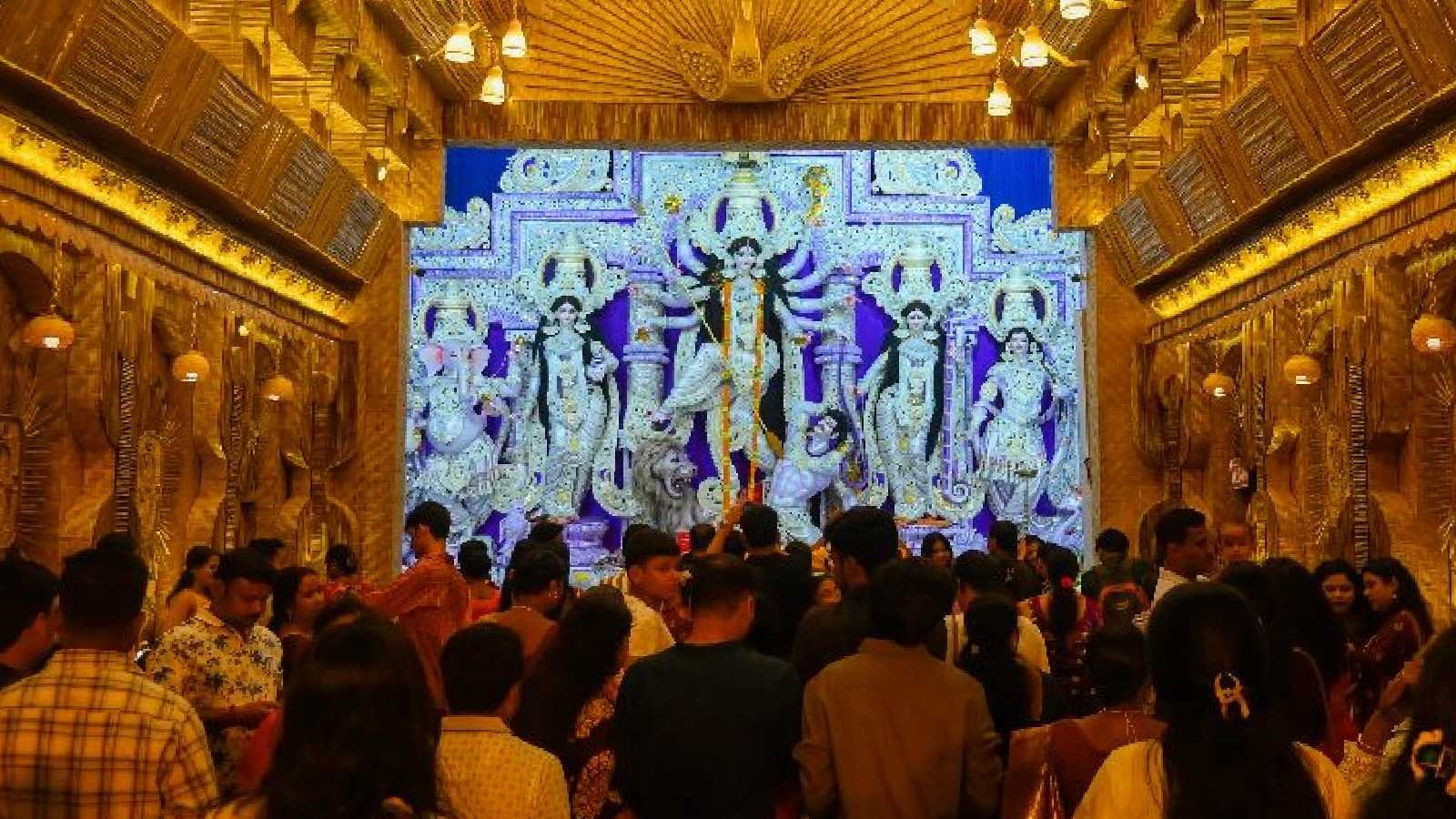 পুজোর ভিড় নিয়ন্ত্রণে এবার ‘সোলার লাঠি’, মণ্ডপে মণ্ডপে নজরদারিতে ৯ আইপিএস