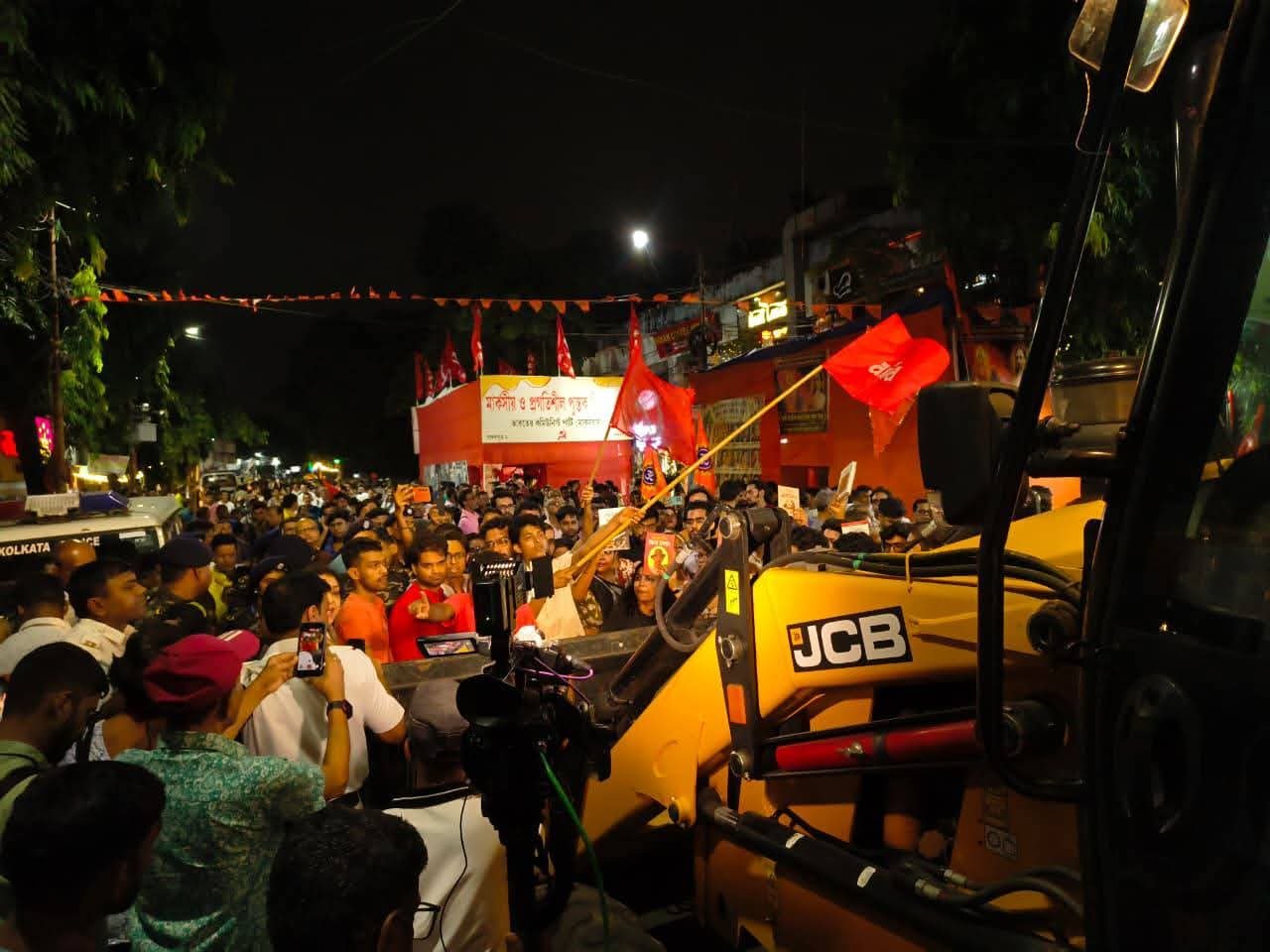 CPM Book Stall : যাদবপুরে সিপিএমের বইয়ের স্টল ঘিরে উত্তেজনা, ফিরে গেল বুলডোজার