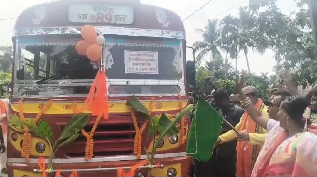 Sundarbans Bus Service : ষষ্ঠীতে যাতায়াতে স্বস্তি, নদী পেরিয়ে গ্রামে মন্ত্রী!