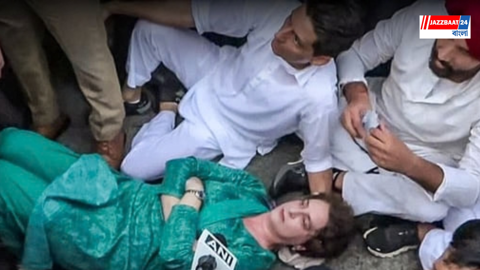 PriyankaGandhi: দিল্লিতে বিরোধীদের মিছিলে ধস্তাধস্তি, রাস্তায় শুয়ে প্রতিরোধ প্রিয়াঙ্কার! আটক রাহুলও