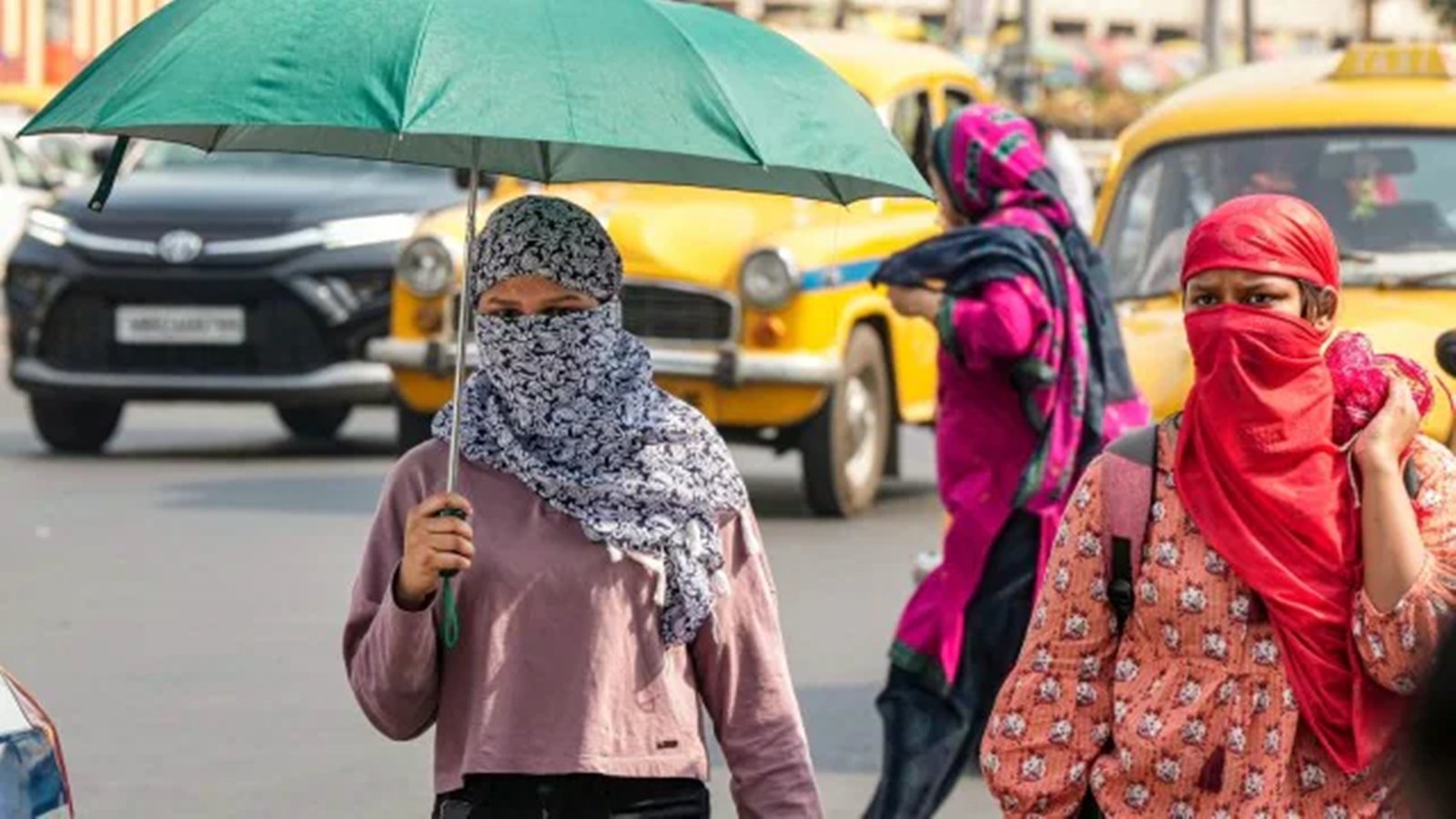 Weather: পুজোর মুখে বৃষ্টির ছুটি, দক্ষিণবঙ্গে ভ্যাপসা গরমে নাজেহাল মানুষ, কেমন থাকবে আজকের আবহাওয়া?