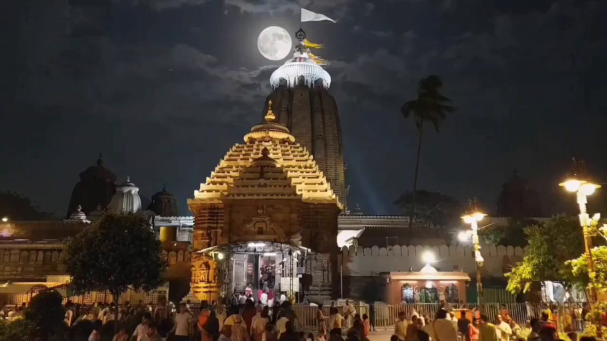 Puri Jagannath Temple: শারদ পূর্ণিমার রাতে নীলচক্রের পিছনে পূর্ণিমার চাঁদ, পুরীর জগন্নাথ মন্দিরে এক অপূর্ব দৃশ্য