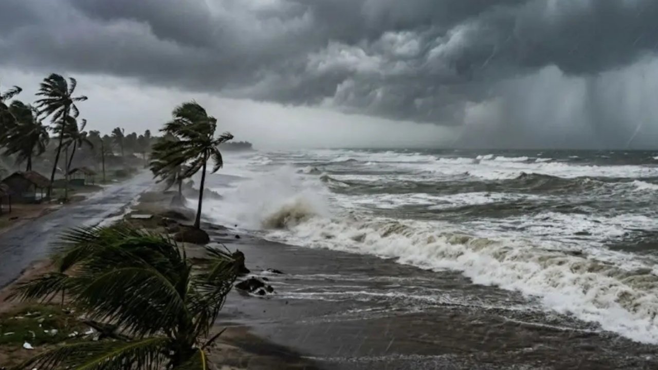 CycloneArnab: অন্ধ্রে ল্যান্ডফল, তবু বাংলায় দুর্যোগের শঙ্কা! গতিপথ বদলে চোখ রাঙাচ্ছে ‘অর্ণব’