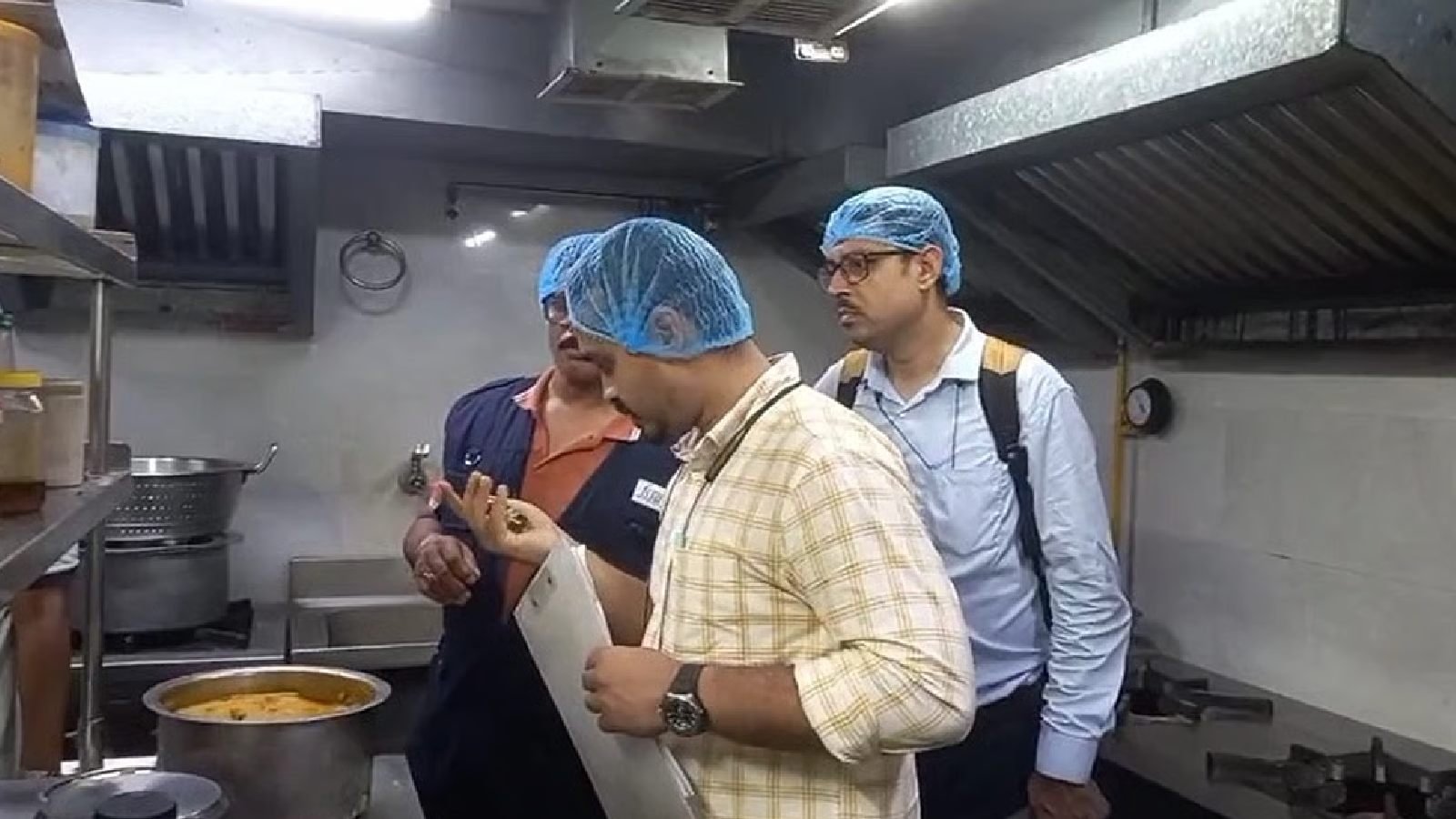 পুজোর মরসুমে কলকাতার রেস্তরাঁয় অভিযান, উদ্ধার নিম্নমানের পনির