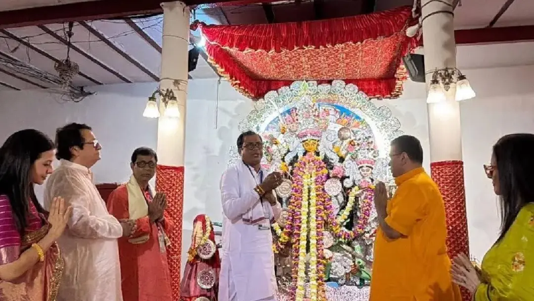 মল্লিকবাড়ির দুর্গাপুজোয় মুখ্যমন্ত্রী, ঐতিহ্য বজায় রাখার বার্তা শুভেন্দুর