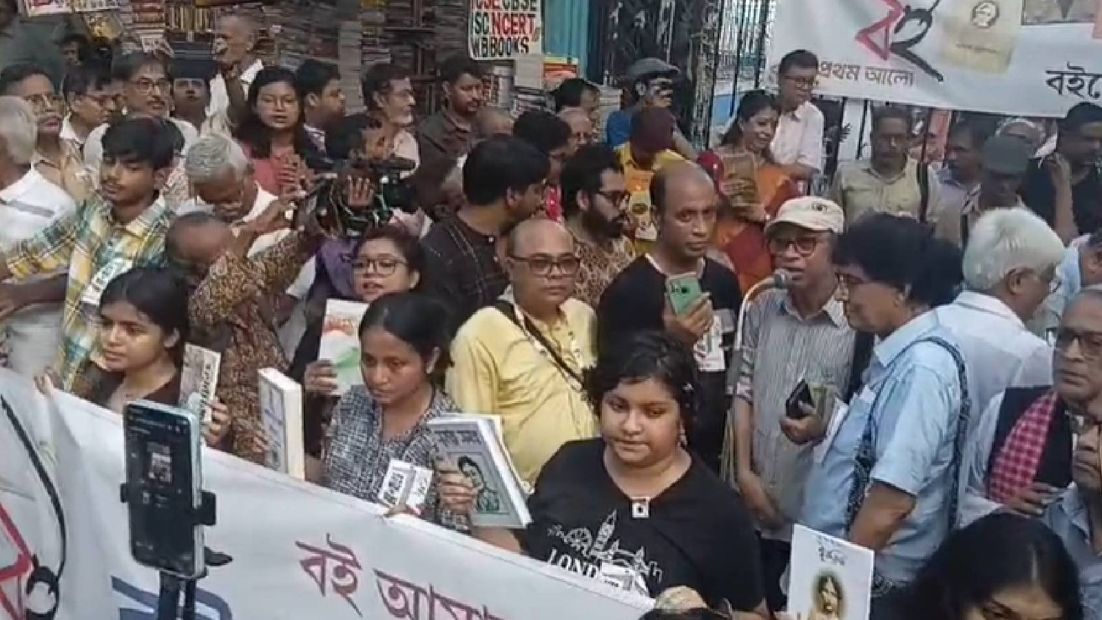 বইয়ের উপর আক্রমণের প্রতিবাদ, শহর কলকাতায় মিছিল বই প্রেমীদের