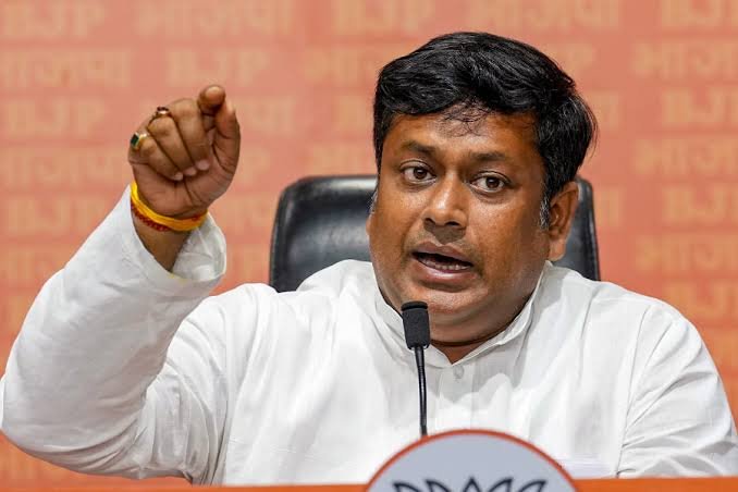 Political Controversy : “অভিষেককেও সশরীরে হাজির হয়ে ব্যাখ্যা দিতে হবে”, সুকান্ত মজুমদার