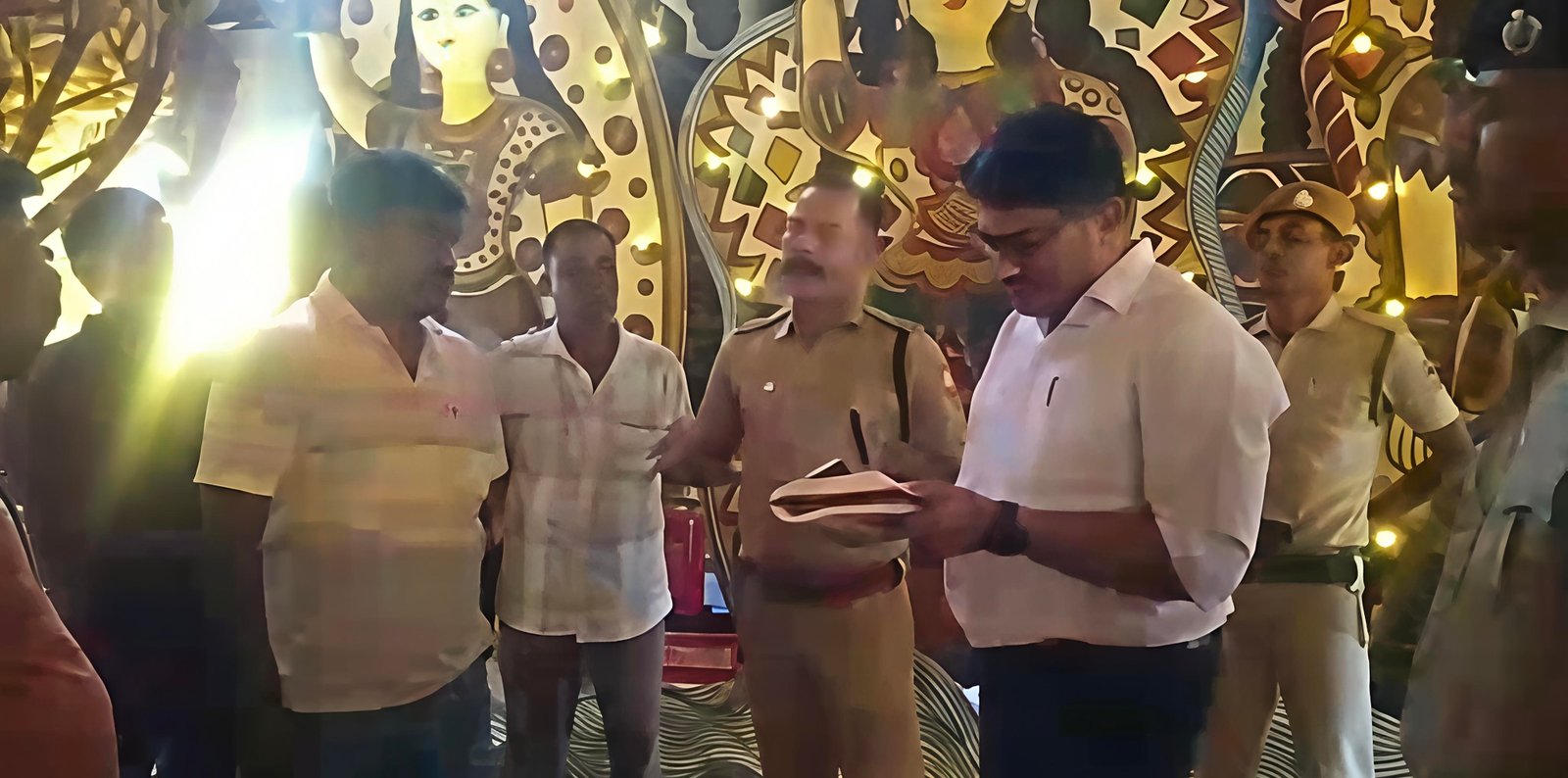 Chandannagar Police : ভিড় সামলাতে বাড়তি তৎপরতা, হুগলির পুজো মণ্ডপে কড়া নজরদারি