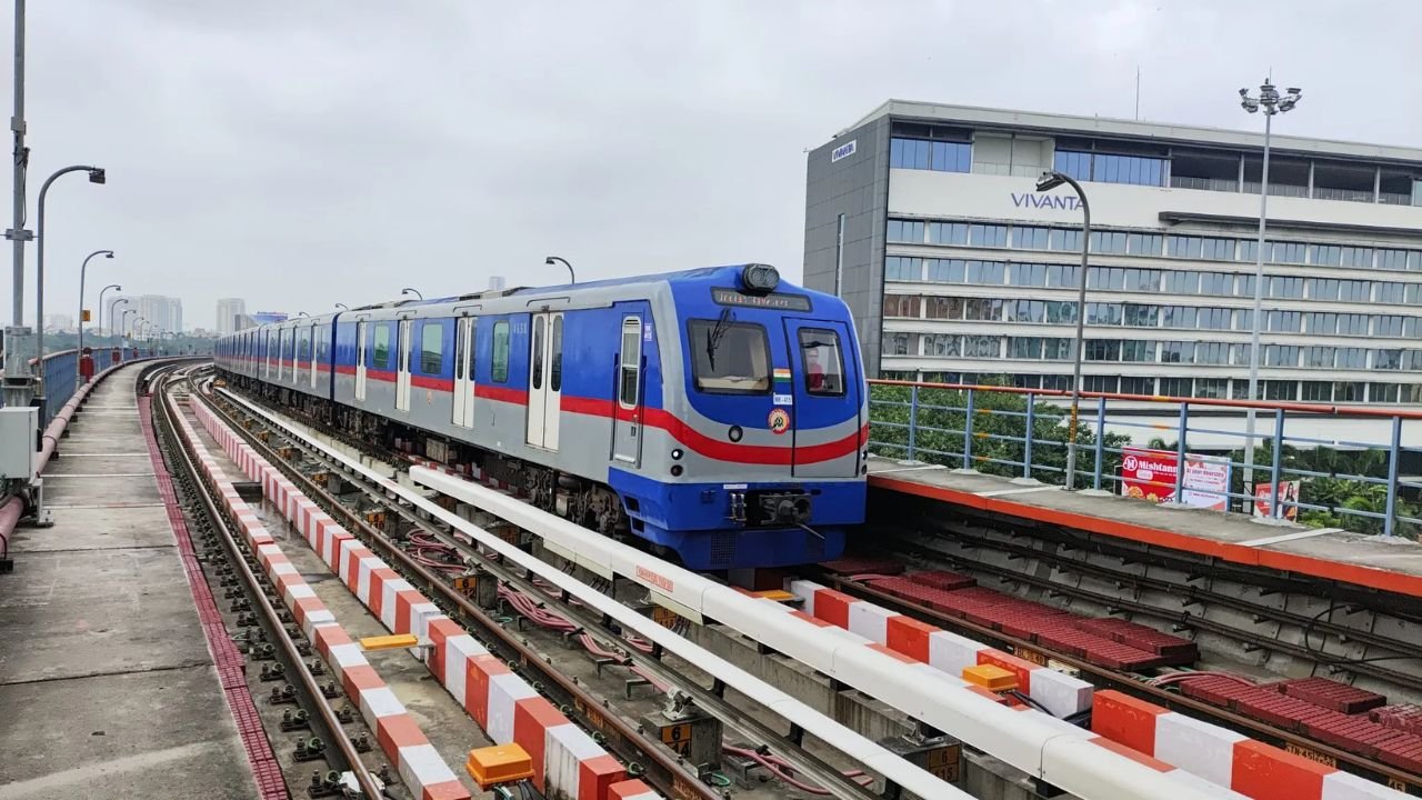 Kolkata Metro : পুজোয় কলকাতা মেট্রোয় রেকর্ড ভিড়, ৬ দিনে যাত্রী ৬১.৫১ লক্ষ!