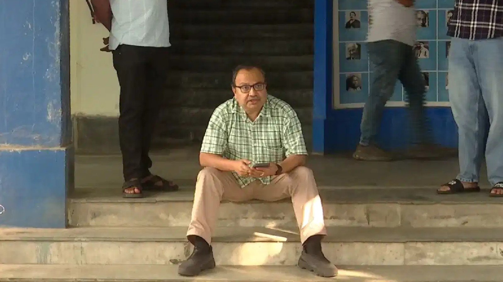 তৃণমূল নেতা মাজিদ আনসারির গ্রেফতারি ঘিরে উত্তেজনা, থানায় অবস্থান কুণাল ঘোষের