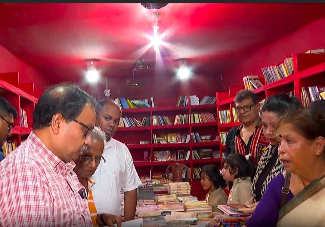 BookStall: বুলডোজার সংস্কৃতির বিরুদ্ধে প্রতিবাদ, যাদবপুরে সিপিএমের স্টলে কুণাল, কিনলেন বিমান বসুর বই