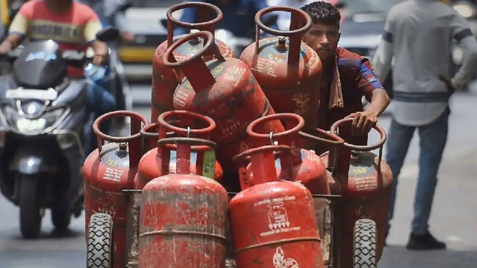 LPG: অক্টোবরের শুরুতেই বাড়ল বাণিজ্যিক গ্যাসের দাম, কলকাতায় কত?