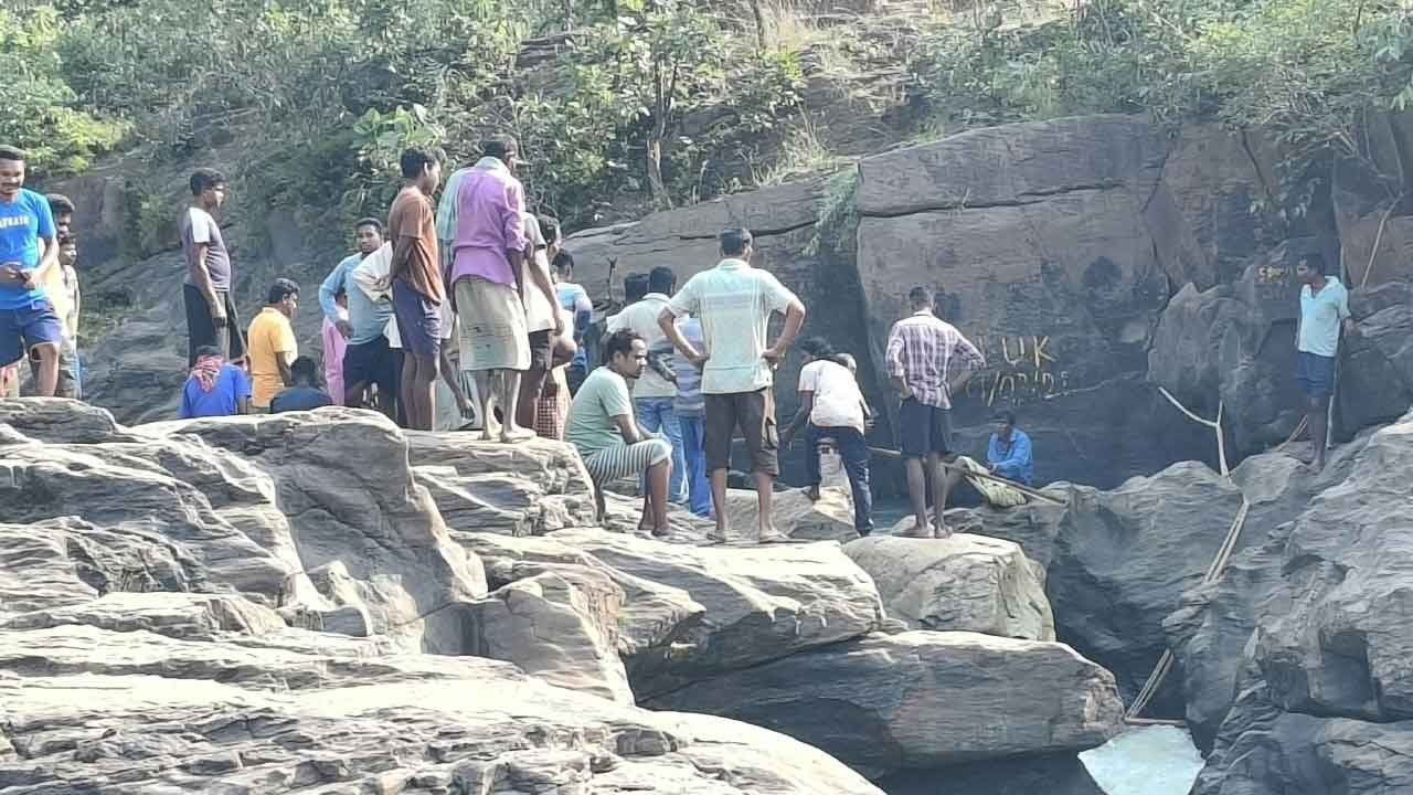 Ghagra waterfall: ছেলেকে বাঁচাতে জলে ঝাঁপ, তলিয়ে গেলেন মা
