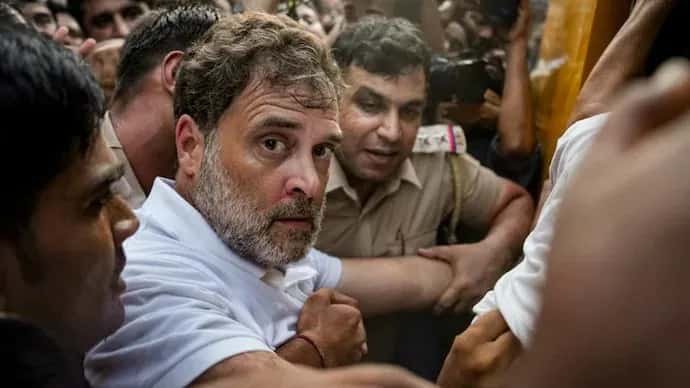 Rahul Gandhi: কমিশনে যাওয়ার আগেই রাহুলকে চ্যাংদোলা করে বাসে তুলল পুলিশ