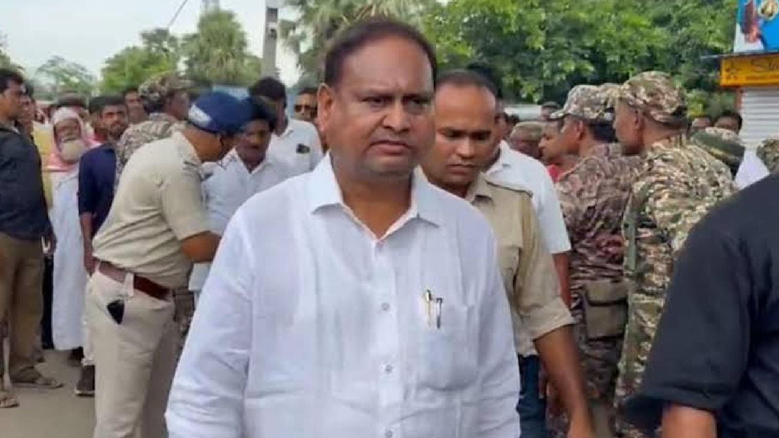 ভোটের সকালেই তোলপাড়! পার্টি অফিস থেকে হুমায়ুন কবীরকে থানায় নিয়ে গেল পুলিশ