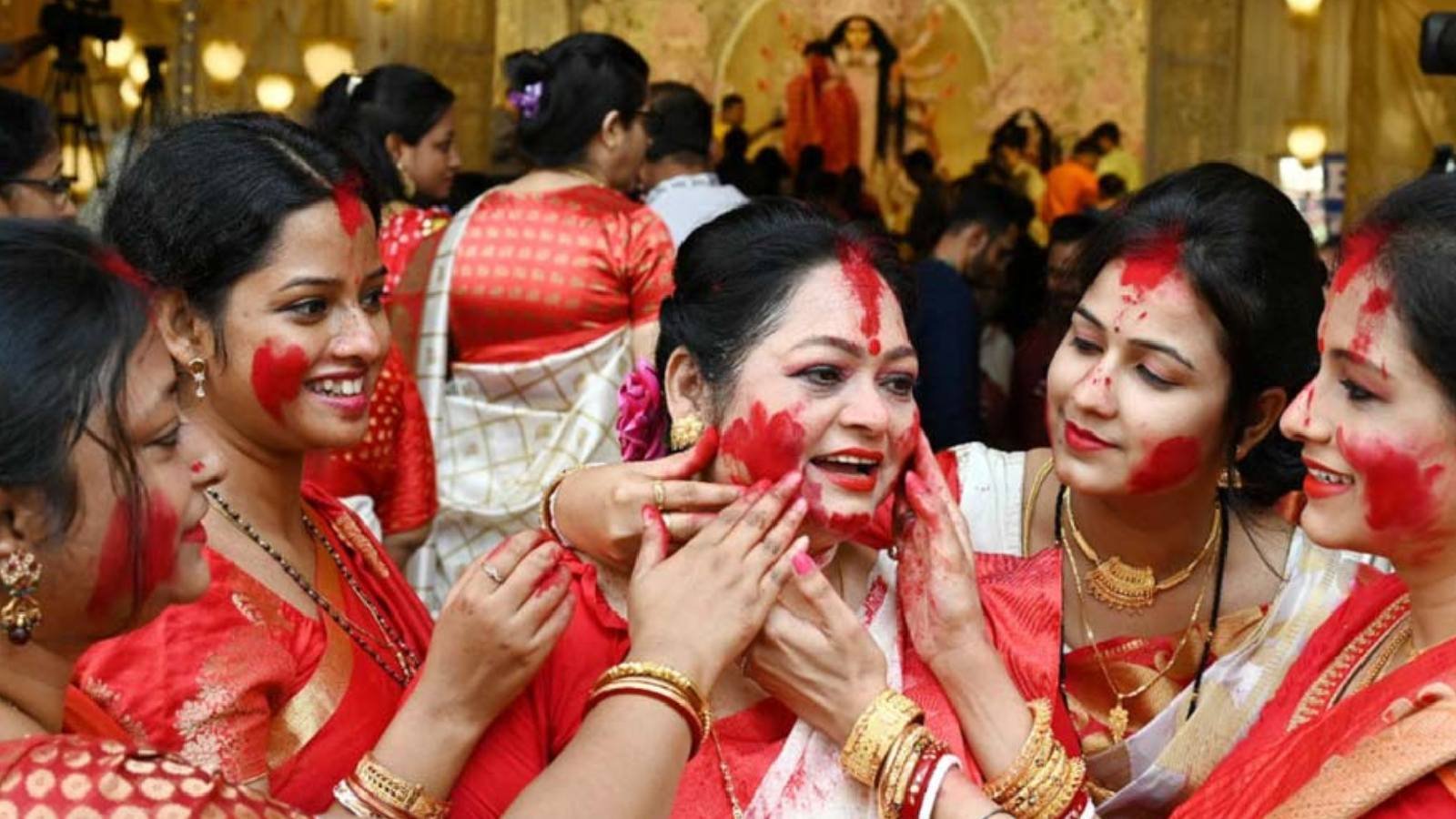 রাত পোহালেই দশমীর পুজো, জেনে নিন দেবীবরণ-সিঁদুরখেলার শুভ সময়