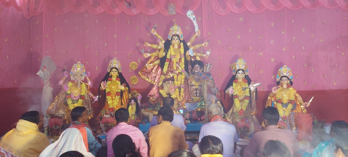 Maharaj Durga Puja : একদিনেই ষষ্ঠী থেকে নবমী, বিসর্জনের বিষাদ ভুলে উৎসব!
