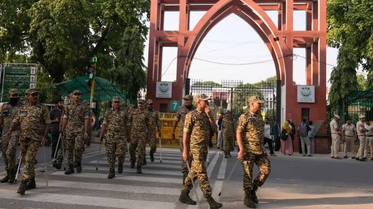 Jamia Millia Islamia: ছাত্র-নিরাপত্তারক্ষী সংঘর্ষে উত্তপ্ত জামিয়া, অনির্দিষ্টকালের জন্য অনলাইনে ক্লাস!