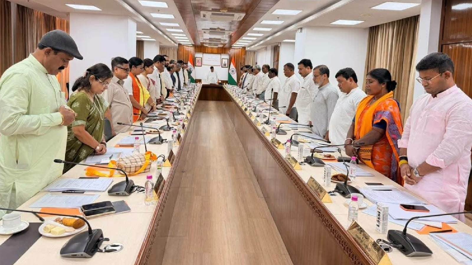 চোরবাগান কাণ্ডে নিহতদের স্মরণ, নবান্নে বৈঠকের আগে শ্রদ্ধা মুখ্যমন্ত্রী-সহ মন্ত্রীদের