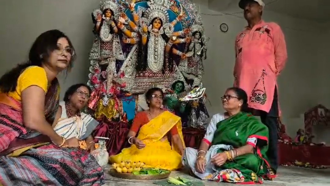 Headlines: সাদা সিংহ, ডাকের সাজ আর কুমারীপুজো, নবাবি আমলের ঐতিহ্য আজও অটুট রায় চৌধুরী পরিবারে
