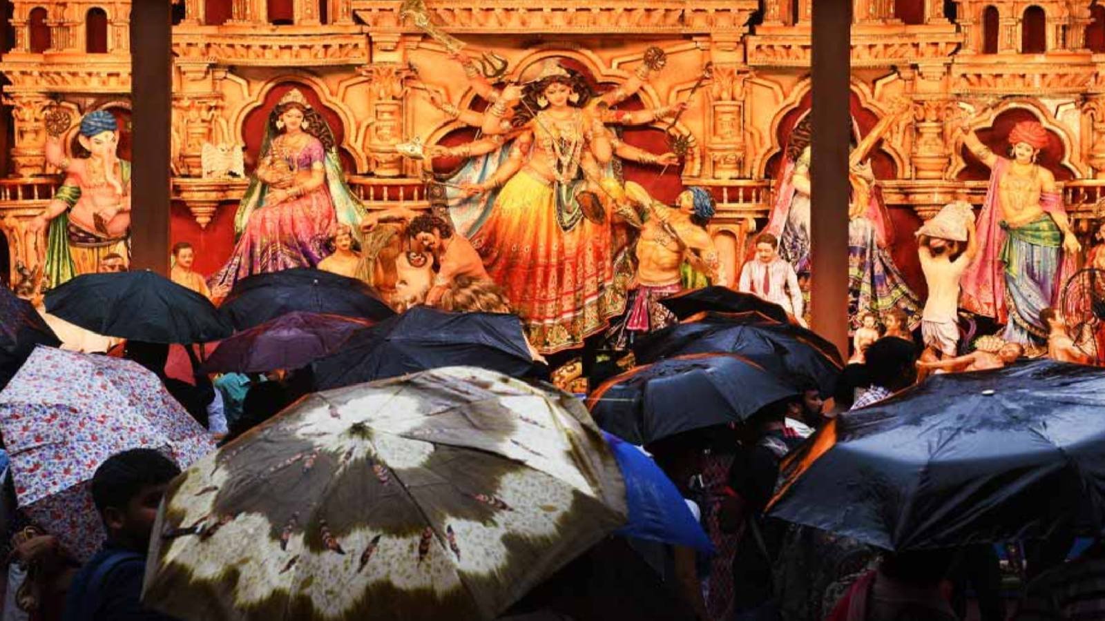 Weather: সপ্তমীতেও বৃষ্টির ভ্রুকুটি, তবে কি ছাতা হাতে বেরোতে হবে ঠাকুর দেখতে?