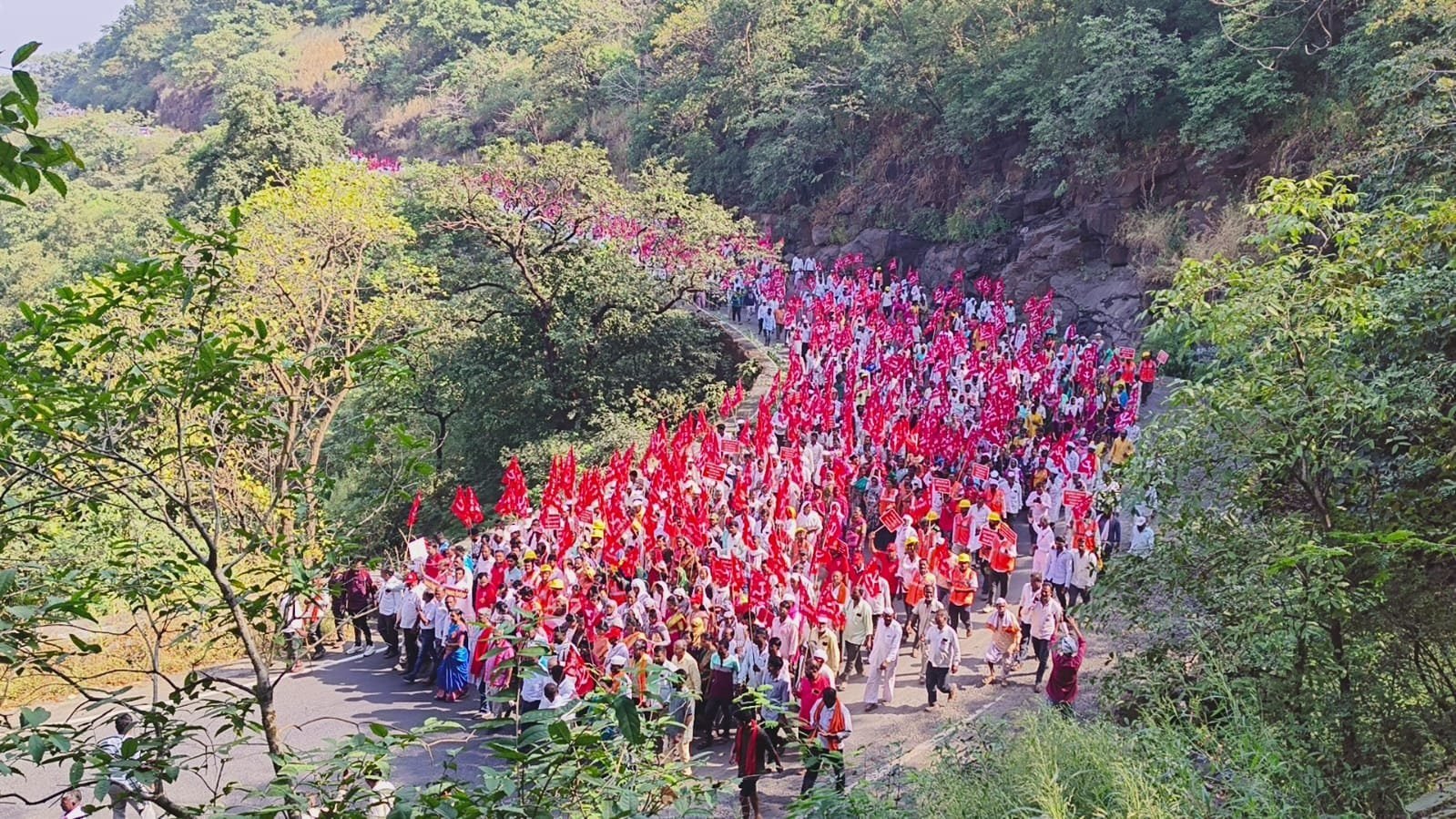 FarmersProtest: কাসারা ঘাটে লাল মিছিল, বকেয়া আদায়ে মুম্বইয়ে মুখ্যমন্ত্রীর বাসভবন ঘেরাওয়ের পথে ১২ হাজার কৃষক