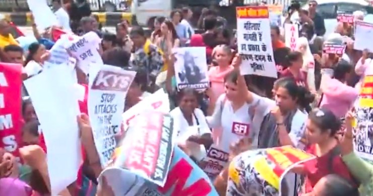 Delhi Protest : দিল্লি পুলিশের সদর দফতরের দিকে বিক্ষোভ মিছিল, উত্তপ্ত রাজধানী